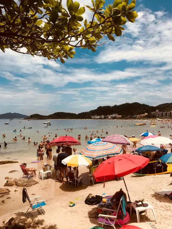Praia de Quatro Ilhas a 50 metros do mar, Bombinhas, na Avenida Ilha do Arvoredo 40 Apto em Bombinhas/SC — foto 48