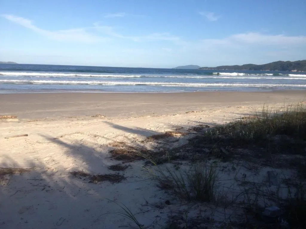 Praia de Mariscal a 50 metros do mar, Bombinhas, na Avenida Água Marinha em Bombinhas/SC — foto 36