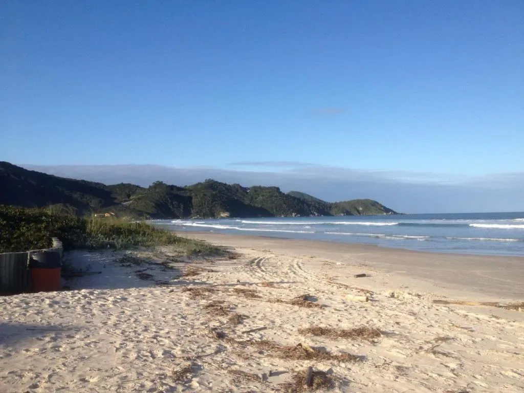 Praia de Mariscal a 50 metros do mar, Bombinhas, na Avenida Água Marinha em Bombinhas/SC — foto 37
