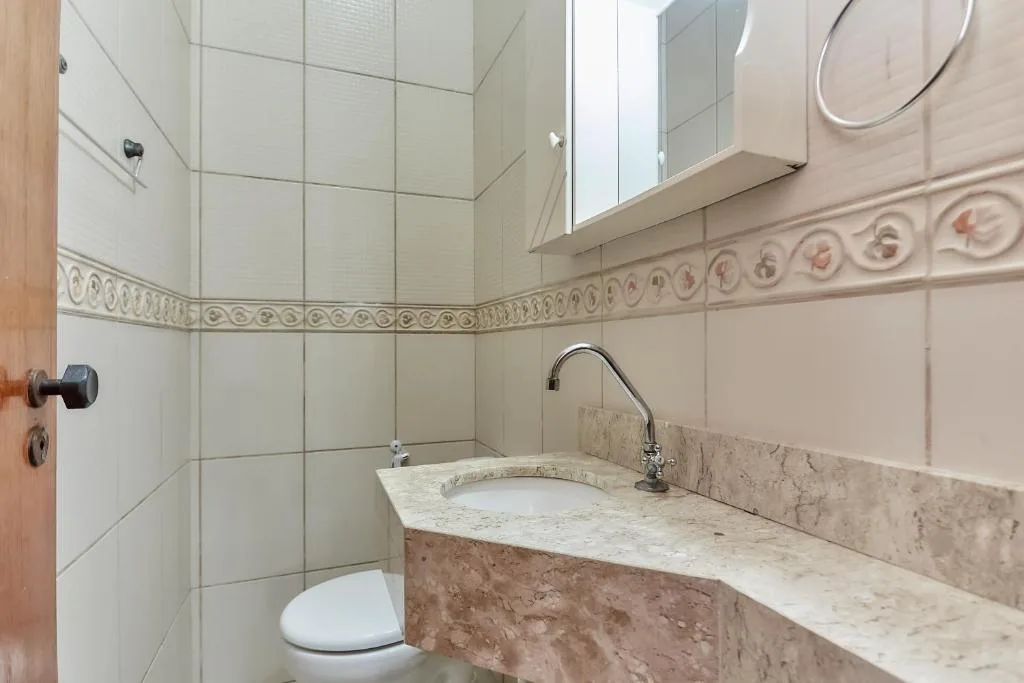 471 Apartamento sobrado com 02 suítes e piscina na área comum, Bombinhas, na 78 Rua Carpa Apto 04 Residencial Costa Esmeralda em Bombinhas/SC — foto 16