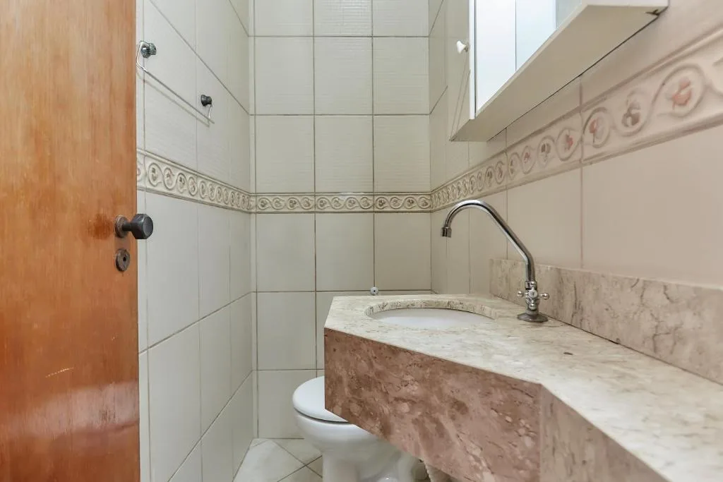 471 Apartamento sobrado com 02 suítes e piscina na área comum, Bombinhas, na 78 Rua Carpa Apto 04 Residencial Costa Esmeralda em Bombinhas/SC — foto 17