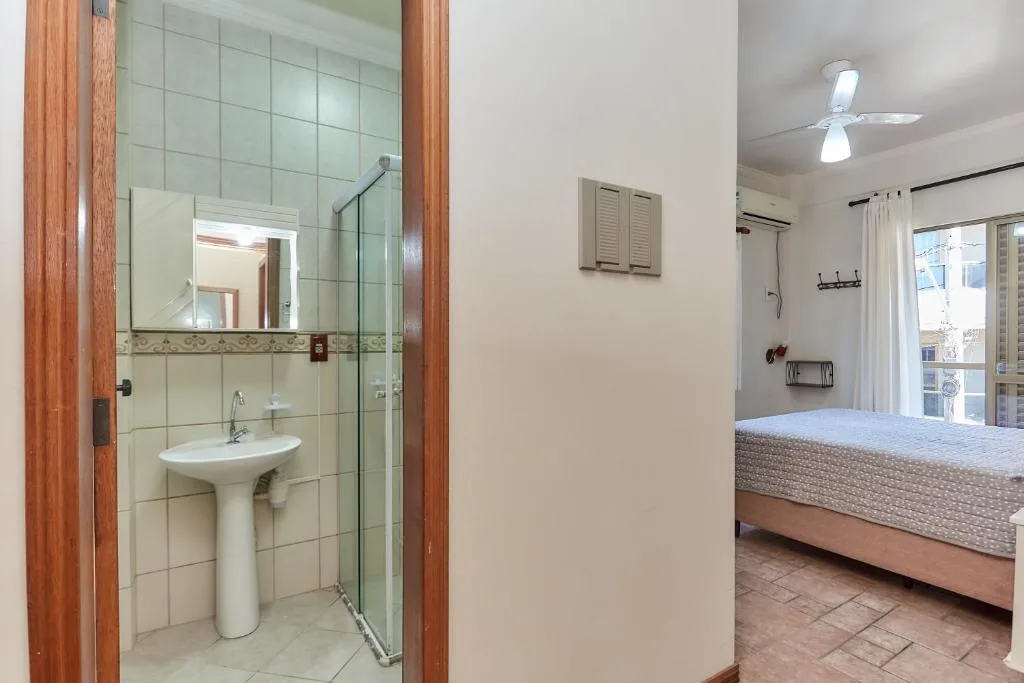471 Apartamento sobrado com 02 suítes e piscina na área comum, Bombinhas, na 78 Rua Carpa Apto 04 Residencial Costa Esmeralda em Bombinhas/SC — foto 23