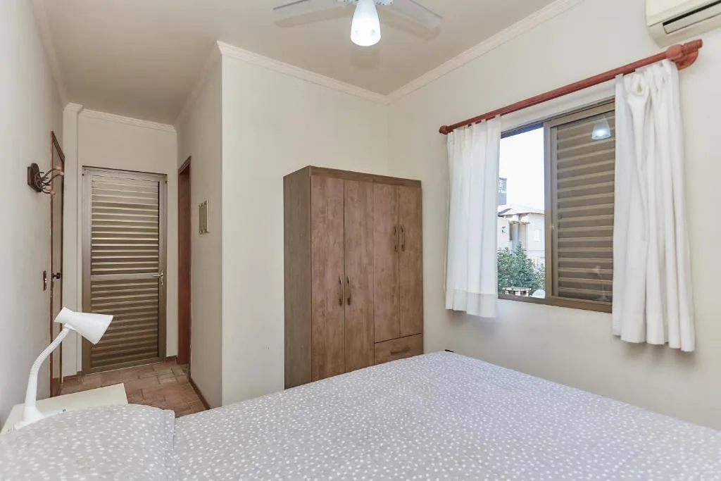 471 Apartamento sobrado com 02 suítes e piscina na área comum, Bombinhas, na 78 Rua Carpa Apto 04 Residencial Costa Esmeralda em Bombinhas/SC — foto 26