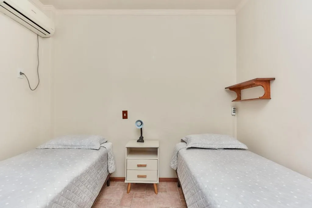 471 Apartamento sobrado com 02 suítes e piscina na área comum, Bombinhas, na 78 Rua Carpa Apto 04 Residencial Costa Esmeralda em Bombinhas/SC — foto 36