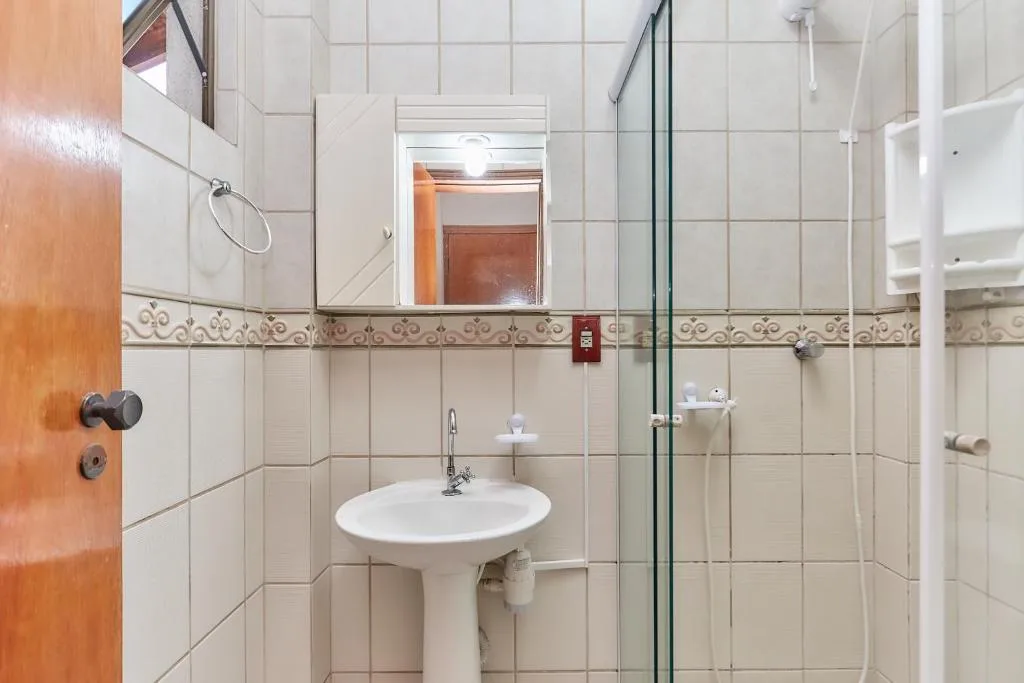 471 Apartamento sobrado com 02 suítes e piscina na área comum, Bombinhas, na 78 Rua Carpa Apto 04 Residencial Costa Esmeralda em Bombinhas/SC — foto 37