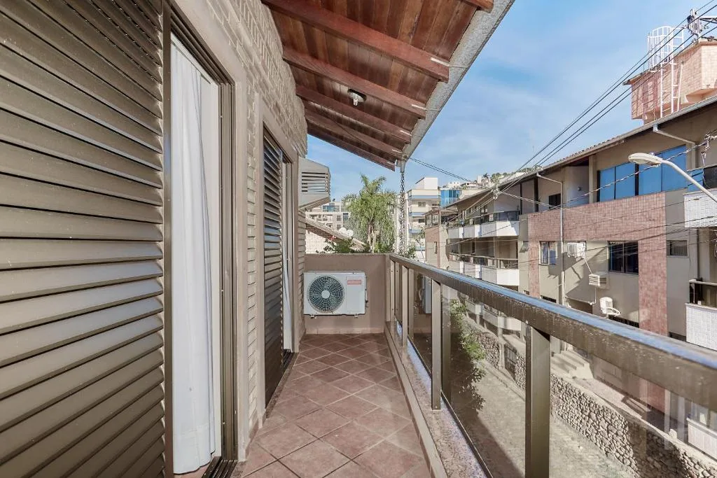 471 Apartamento sobrado com 02 suítes e piscina na área comum, Bombinhas, na 78 Rua Carpa Apto 04 Residencial Costa Esmeralda em Bombinhas/SC — foto 40