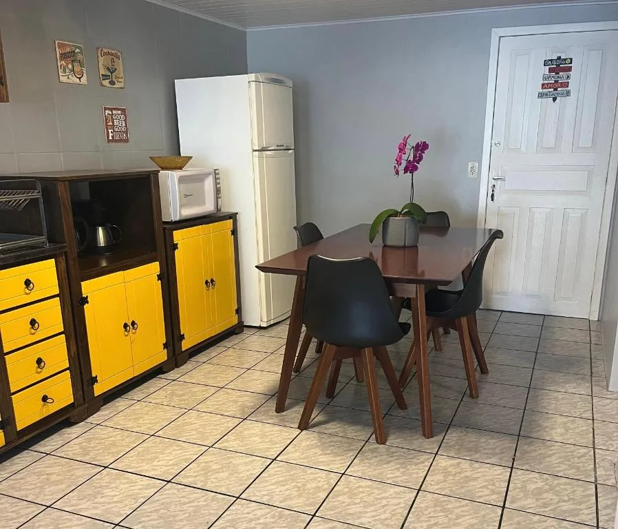 Casa no Centrinho para 2 pessoas 100m do Mar, Bombinhas, na Rua Mafra em Bombinhas/SC — foto 4