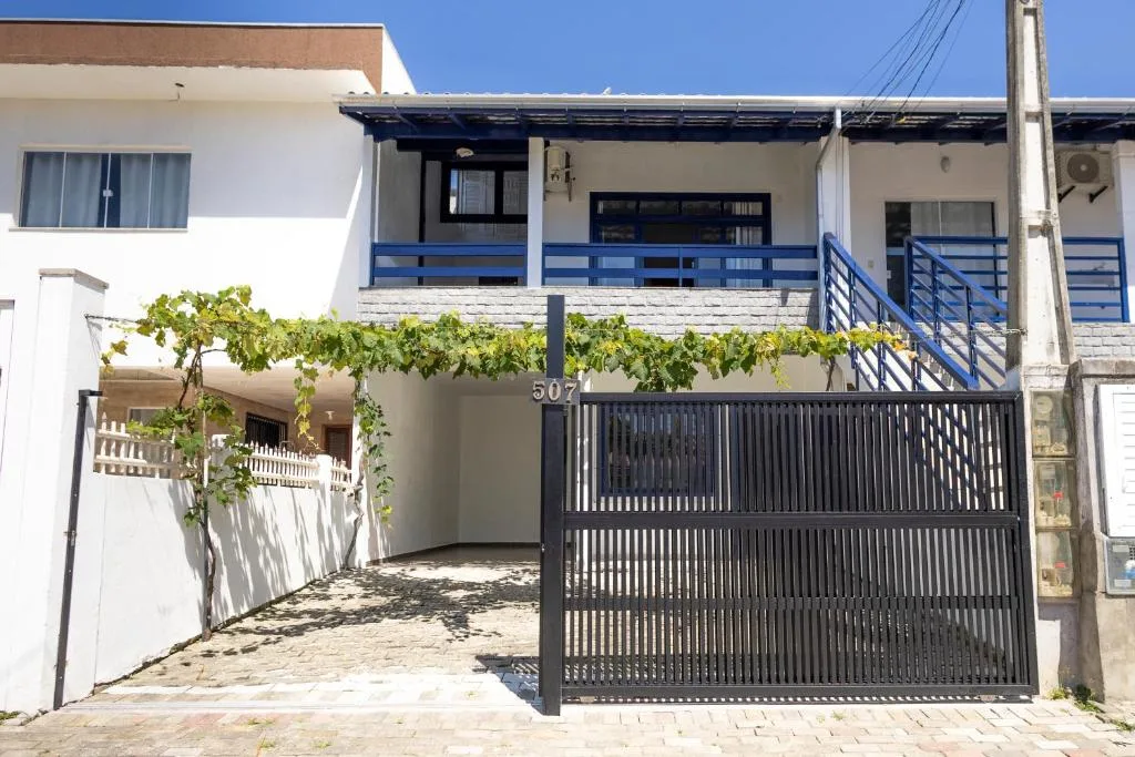 Bela e Aconchegante, Bombinhas, na Rua Golfinho Sobraados, casa com 2 pisos em Bombinhas/SC