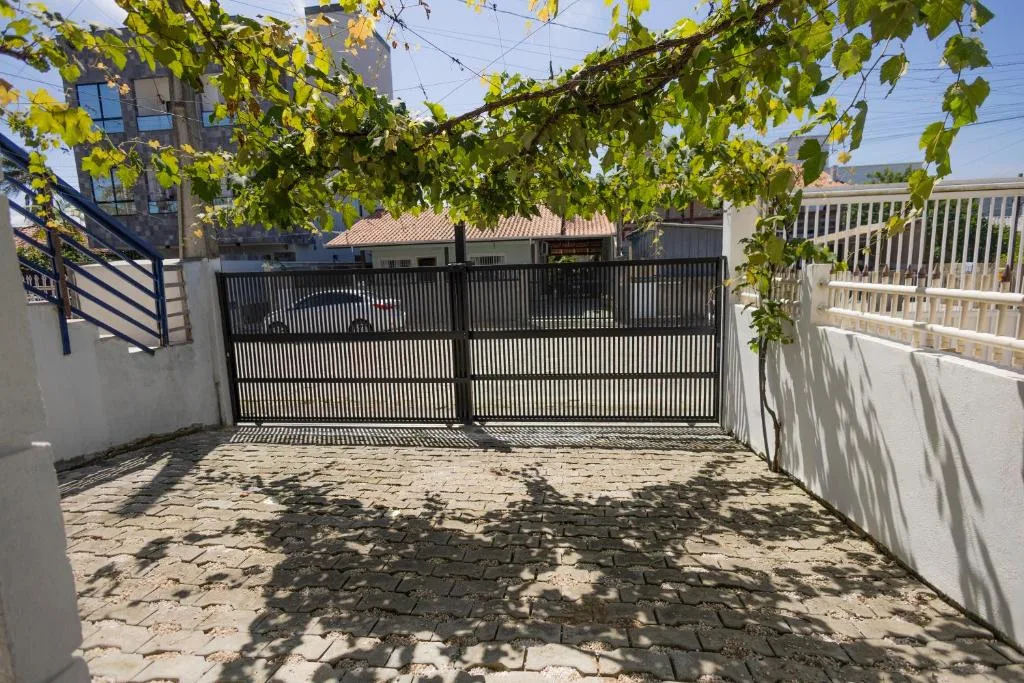 Bela e Aconchegante, Bombinhas, na Rua Golfinho Sobraados, casa com 2 pisos em Bombinhas/SC — foto 11