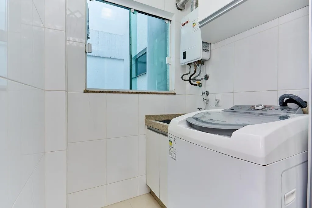 1054 - Apartamento Centro de Bombinhas - Vista Mar - 1 Vaga Garagem - 50 metros Praia, Bombinhas, na 986 Avenida Vereador Manoel dos Santos 303A em Bombinhas/SC — foto 3