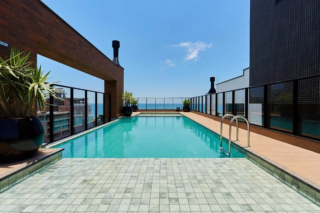 CÓD. 1129 - Apartamento com 01 quarto, vista mar com rooftop, e piscina, Bombinhas, na 141 Rua Pica-Pau em Bombinhas/SC