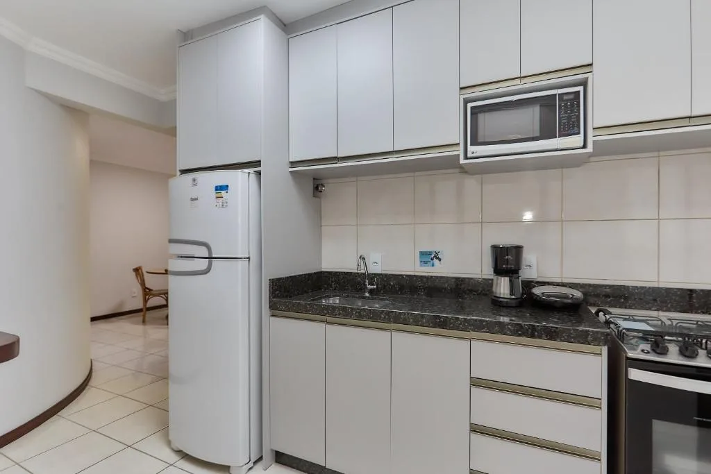 964 - Apartamento com vista para o mar, localizado na Avenida da praia do Centro de Bombinhas - 1 Vaga na Garagem, Bombinhas, na Av. Ver. Manoel dos Santos; 300 em Bombinhas/SC — foto 22