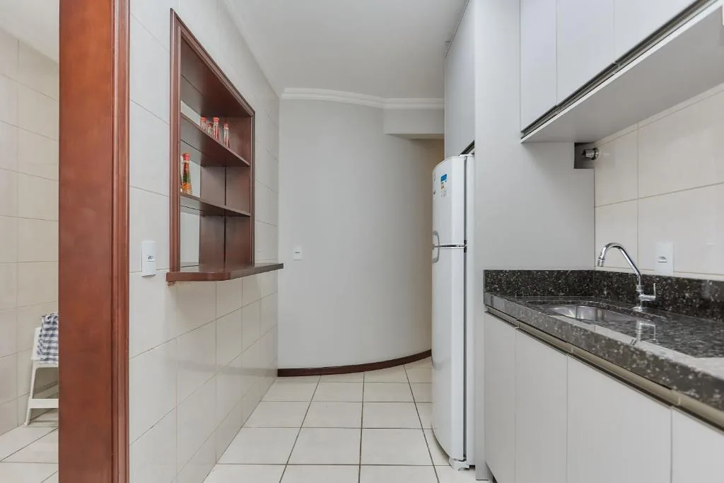 964 - Apartamento com vista para o mar, localizado na Avenida da praia do Centro de Bombinhas - 1 Vaga na Garagem, Bombinhas, na Av. Ver. Manoel dos Santos; 300 em Bombinhas/SC — foto 26