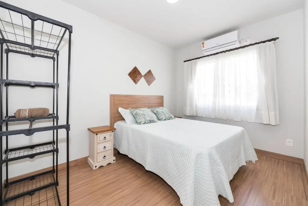 DOÑA ALZIRA, Bombinhas, na Rua Pirajica 53 APARTAMENTO em Bombinhas/SC