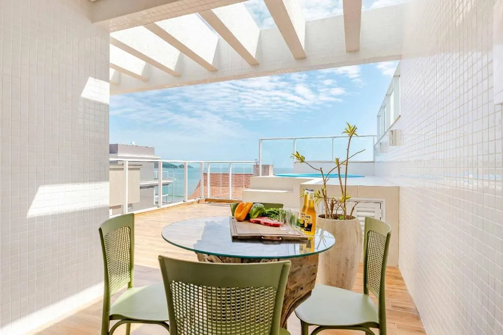 Ampla Cobertura Duplex com Hidro a 20m da Praia de Bombas, Bombinhas, na 2499 Avenida Leopoldo Zarling em Bombinhas/SC