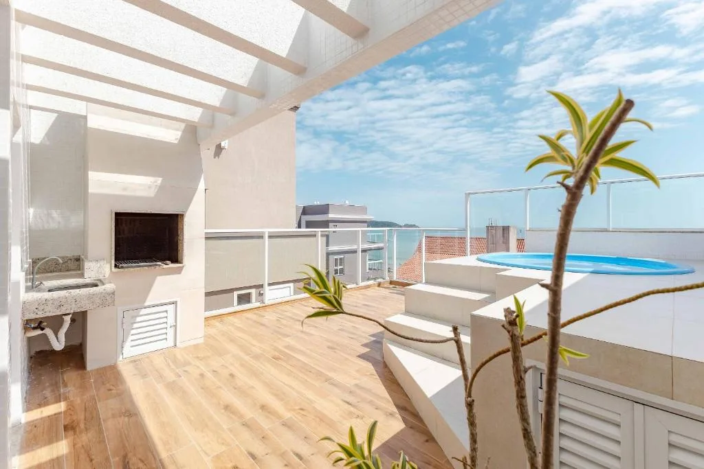 Ampla Cobertura Duplex com Hidro a 20m da Praia de Bombas, Bombinhas, na 2499 Avenida Leopoldo Zarling em Bombinhas/SC — foto 9
