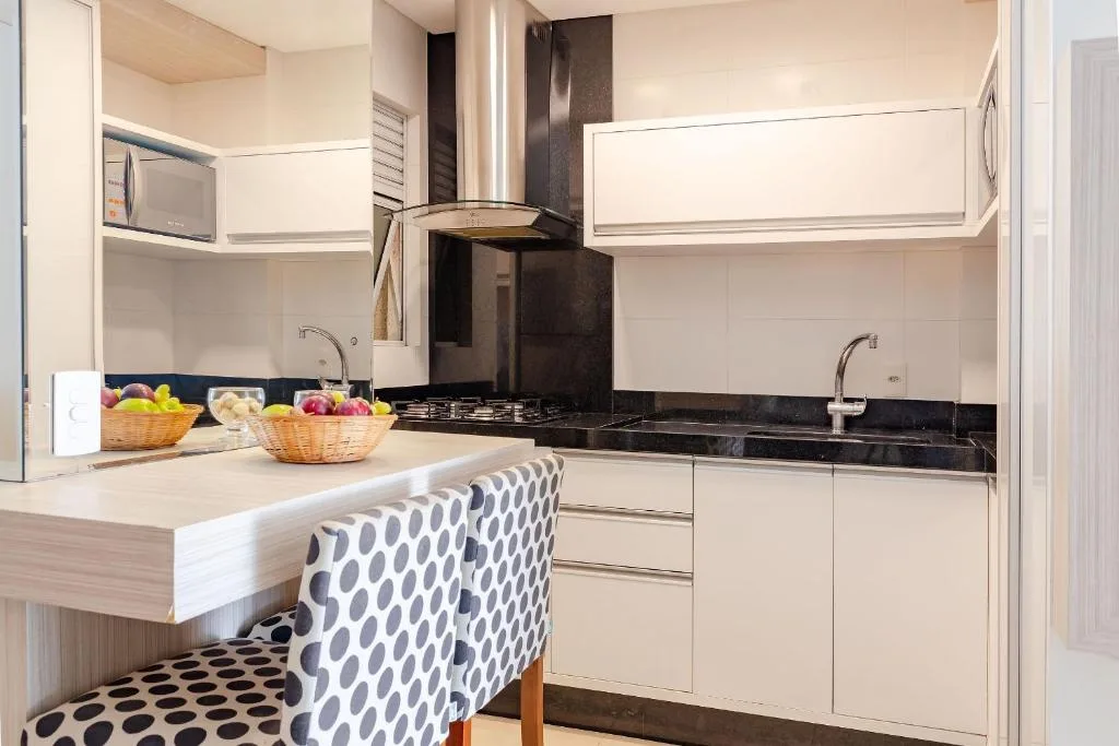 Apartamento em Condo com Piscina e Jacuzzi, Bombinhas, na 1310 Av. Ver. Manoel dos Santos em Bombinhas/SC — foto 14