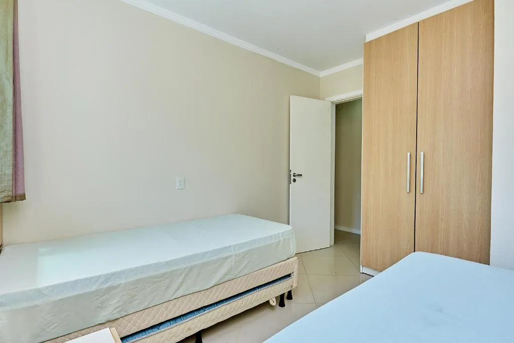 018 - Apartamento com 4 Dormitórios Centro de Bombinhas- Garagem para 3 Carros, Bombinhas, na 156 Rua Tubarão em Bombinhas/SC — foto 17