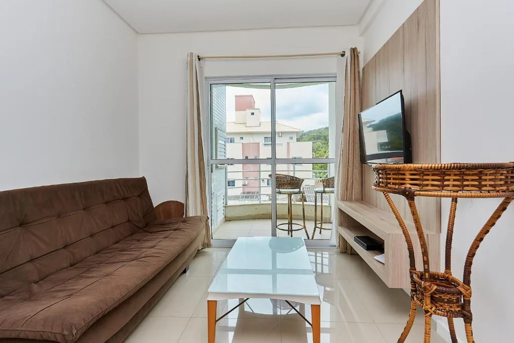 1035 Apartamento agradável e econômico para até 05 pessoas na praia do centro de Bombinhas, Bombinhas, na 496 Rua Parati Segundo andar de lateral em Bombinhas/SC