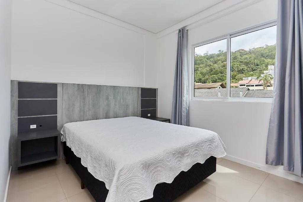 1035 Apartamento agradável e econômico para até 05 pessoas na praia do centro de Bombinhas, Bombinhas, na 496 Rua Parati Segundo andar de lateral em Bombinhas/SC — foto 2