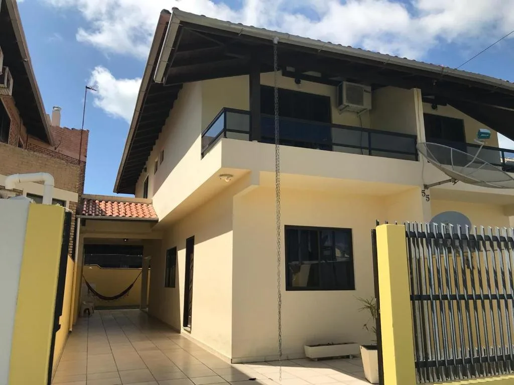Casa 100m da praia, 10 pessoas, 3 quartos, Bombinhas, na 403 Rua Ipê Roxo em Bombinhas/SC