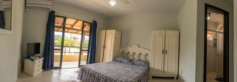 Casa 100m da praia, 10 pessoas, 3 quartos, Bombinhas, na 403 Rua Ipê Roxo em Bombinhas/SC — foto 2