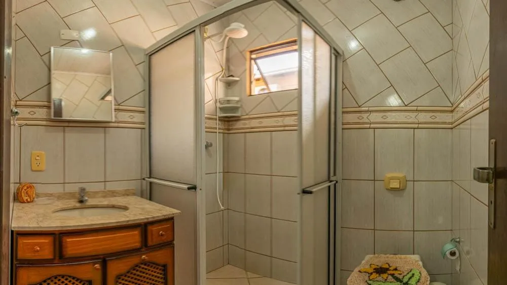 Casa 100m da praia, 10 pessoas, 3 quartos, Bombinhas, na 403 Rua Ipê Roxo em Bombinhas/SC — foto 3