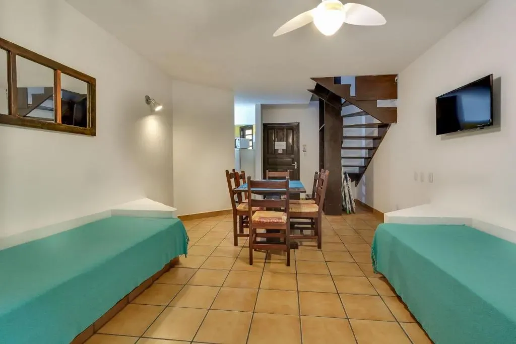 Residencial Vila do Sol, Apartamentos com pé na areia, Bombinhas, na Rua Leopoldo Zarling em Bombinhas/SC — foto 32