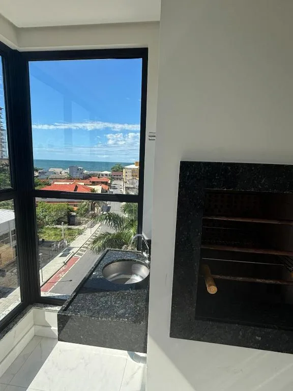 Apto novo de 3Q mobiliado a 150m da praia Perequê-SC com 1 vaga de garagem e prox ao lago e pier Hard Rock Café, Porto Belo, na Avenida Dorvalino Voltolini 471 apto em Porto Belo/SC