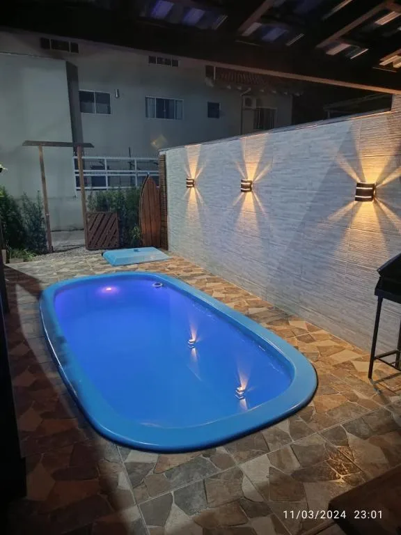 Pousada Bons Ventos, Porto Belo, na Rua Manoel Felipe da Silva, 756 50mt da praia. Entrada lateral da casa cinza de madeira em Porto Belo/SC — foto 13