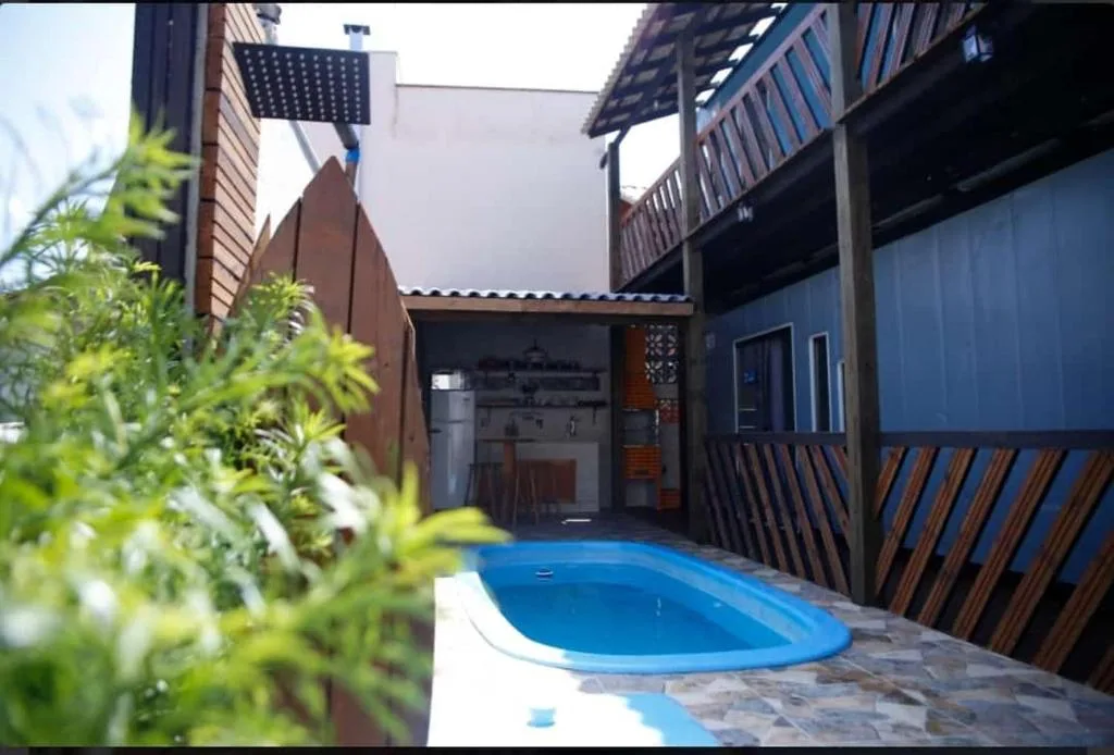 Pousada Bons Ventos, Porto Belo, na Rua Manoel Felipe da Silva, 756 50mt da praia. Entrada lateral da casa cinza de madeira em Porto Belo/SC — foto 17