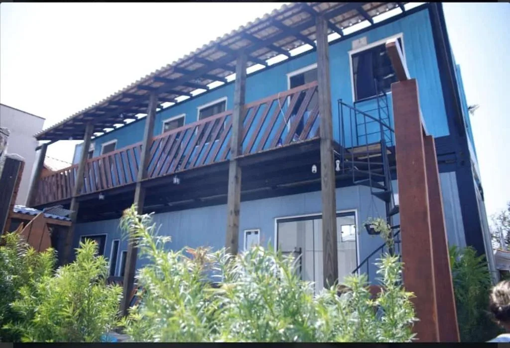 Pousada Bons Ventos, Porto Belo, na Rua Manoel Felipe da Silva, 756 50mt da praia. Entrada lateral da casa cinza de madeira em Porto Belo/SC — foto 18