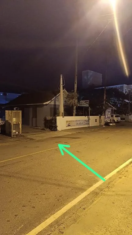 Pousada Bons Ventos, Porto Belo, na Rua Manoel Felipe da Silva, 756 50mt da praia. Entrada lateral da casa cinza de madeira em Porto Belo/SC — foto 20