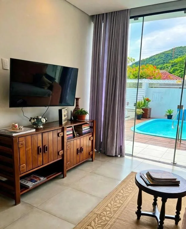 Casa inteira 3 quartos 6 pessoas com piscina de água salgada e hidromassagem em Porto Belo á 8 min do mar, Porto Belo, na R. Cap. Gualberto Leal Nunes em Porto Belo/SC