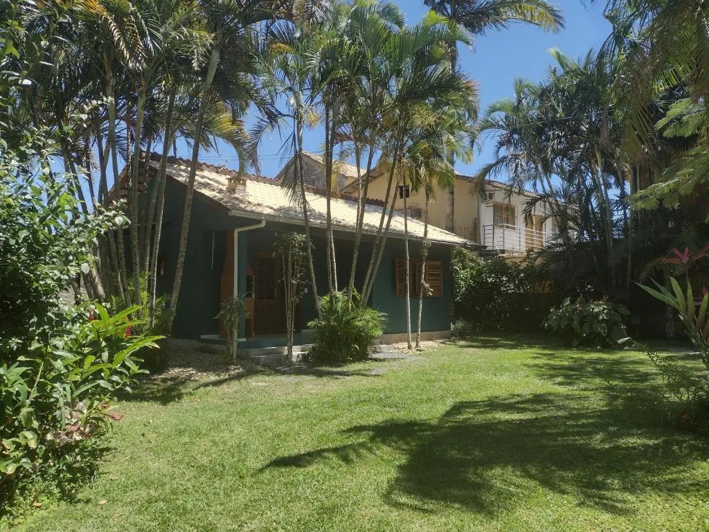 Casa em meio a natureza e próxima à praia, Porto Belo, na Avenida Governador Celso Ramos, Centro. em Porto Belo/SC