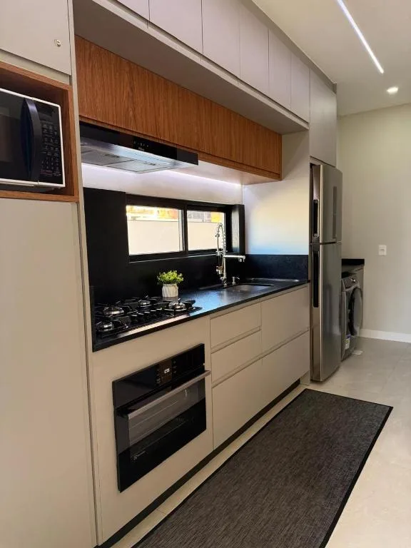 Apartamento moderno, a 200 metros da praia com pátio,piscina e churrasqueira privativa 2 vagas de garagem, Porto Belo, na Rua Lages, 54 - ap em Porto Belo/SC
