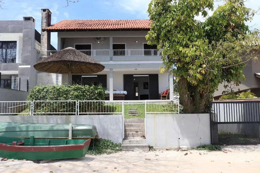 Casa de frete para o mar em Porto Belo, Porto Belo, na Avenida Governador Celso Ramos em Porto Belo/SC