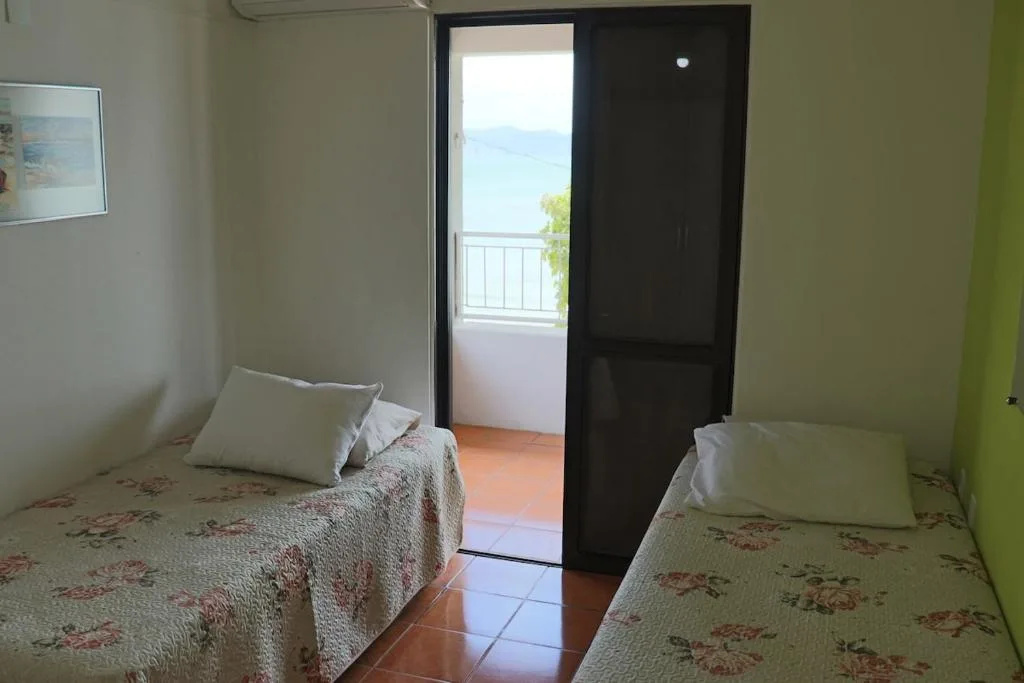 Casa de frete para o mar em Porto Belo, Porto Belo, na Avenida Governador Celso Ramos em Porto Belo/SC — foto 2