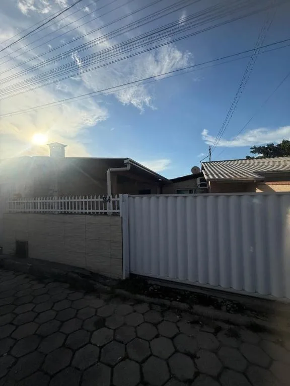 Casa na praia próximo a Balneário Perequê Porto Belo, Porto Belo, na Rua Benedito Guerreiro em Porto Belo/SC