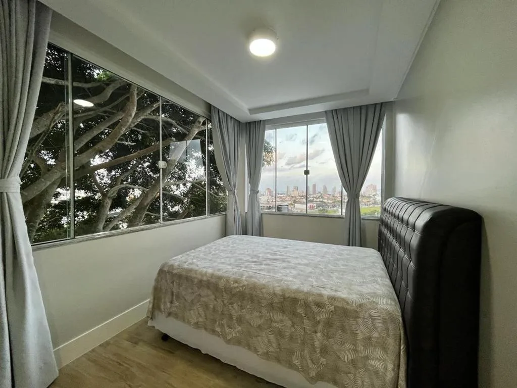 Casa com piscina e 04 suítes e linda vista para toda a cidade, Porto Belo, na Rua Artelina vassoler em Porto Belo/SC