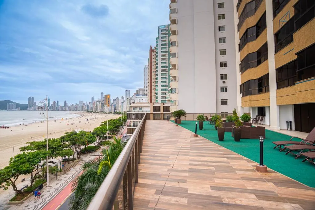 Apto Pé na Areia com Linda Vista da Roda Gigante, Balneário Camboriú, na Avenida Atlântica Centro Edifício Monte Olympos 1250 ap. em Balneário Camboriú/SC — foto 6