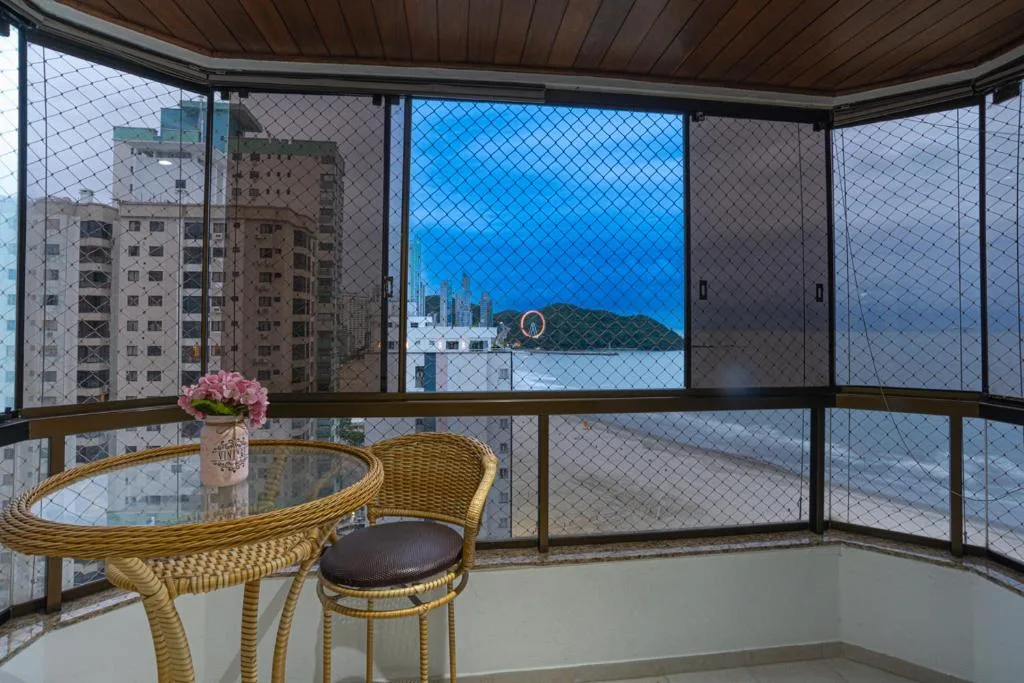 Apto Pé na Areia com Linda Vista da Roda Gigante, Balneário Camboriú, na Avenida Atlântica Centro Edifício Monte Olympos 1250 ap. em Balneário Camboriú/SC — foto 13