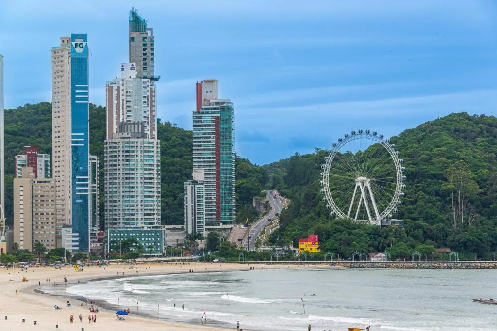 Apto Pé na Areia com Linda Vista da Roda Gigante, Balneário Camboriú, na Avenida Atlântica Centro Edifício Monte Olympos 1250 ap. em Balneário Camboriú/SC — foto 14