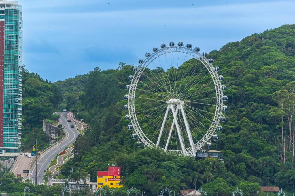 Apto Pé na Areia com Linda Vista da Roda Gigante, Balneário Camboriú, na Avenida Atlântica Centro Edifício Monte Olympos 1250 ap. em Balneário Camboriú/SC — foto 15