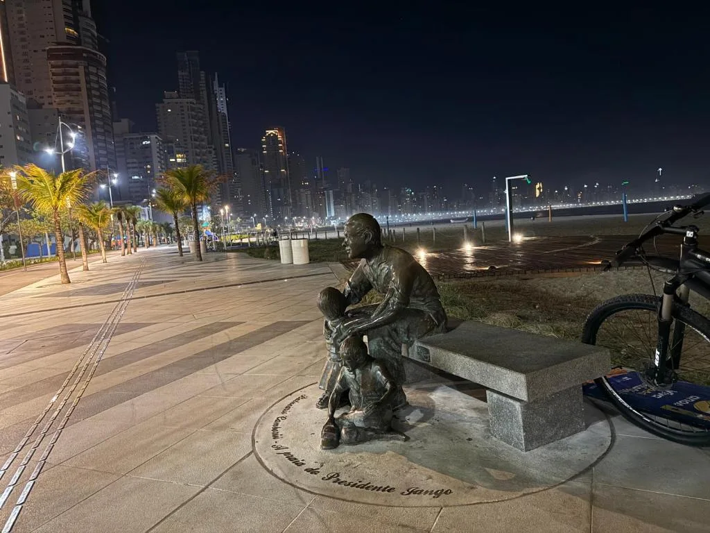 Beira Mar com Excelente Localização, Balneário Camboriú, na Rua 3604, nº 51 Balneário Camboriú - SC Apto em Balneário Camboriú/SC — foto 15