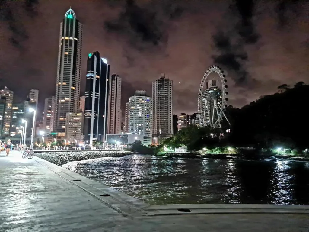 Apartamento na Av Atlantica com Ar Condicionado, Balneário Camboriú, na Av. Atlântica, 680 apartamento em Balneário Camboriú/SC