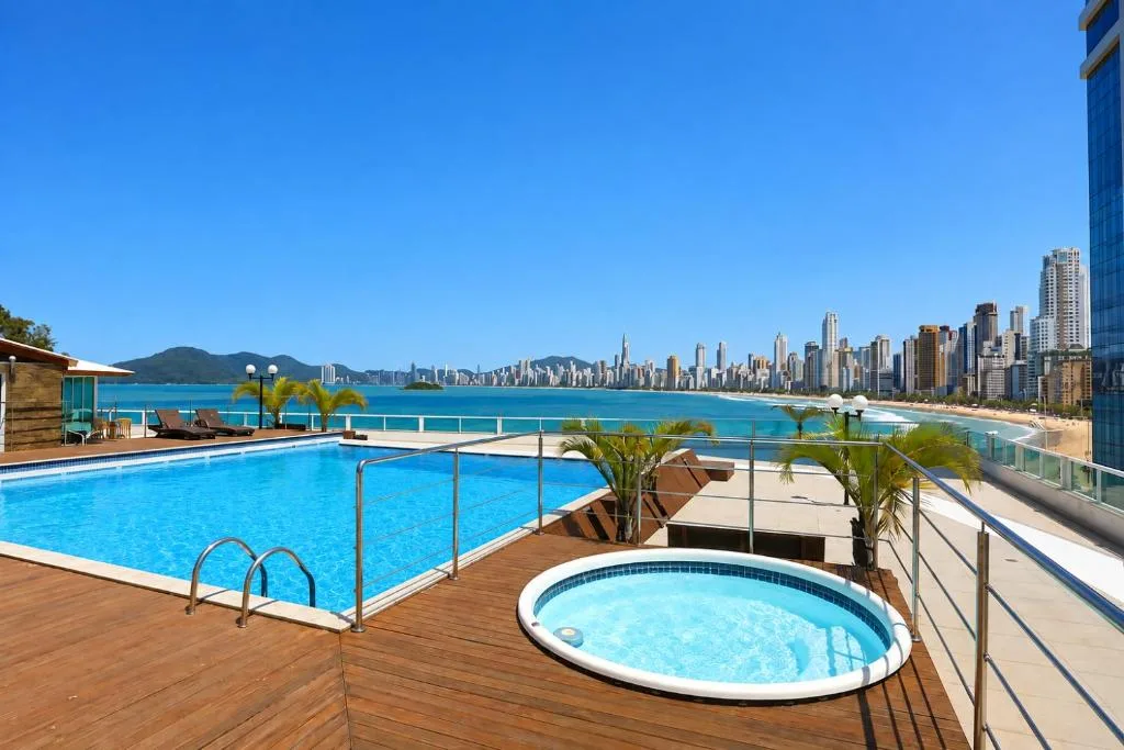 Apartamento em Prédio com Vista Mar encantadora - Praia, Piscina e Garagem, Balneário Camboriú, na 109 Rua João Francisco dos Santos em Balneário Camboriú/SC — foto 4