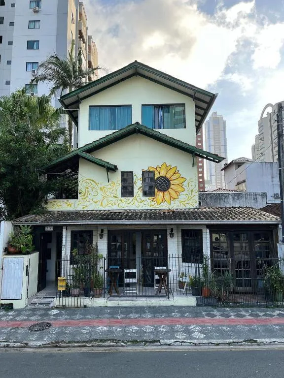 Uma pousada acolhedora, que combina a alma de um lar com o charme de Balneário Camboriú, Balneário Camboriú, na Rua em Balneário Camboriú/SC