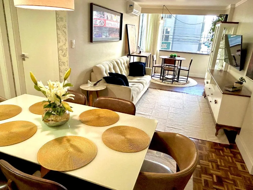 2 minutos da praia, famílias ou home office, climatizado, wi fi rápido, Balneário Camboriú, na Av. Brasil em Balneário Camboriú/SC