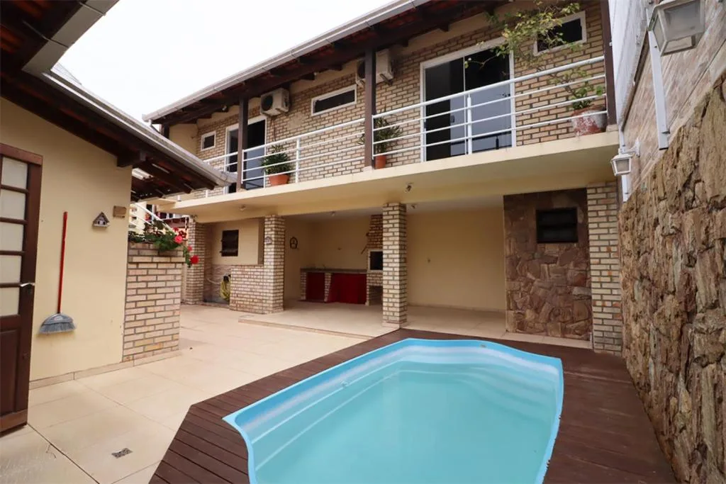 casa com piscina pertinho da praia, Balneário Camboriú, na 290 Rua em Balneário Camboriú/SC